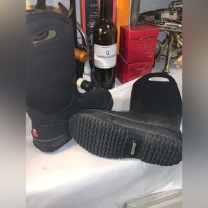 Bogs boots size 4  EU 37 black waterproof snow boots. Warm.